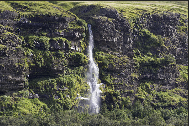 From the highlands, the falls generated by the melting of glaciers go down on the coast From the highlands, the falls generated by the melting of glaciers go down on the coast