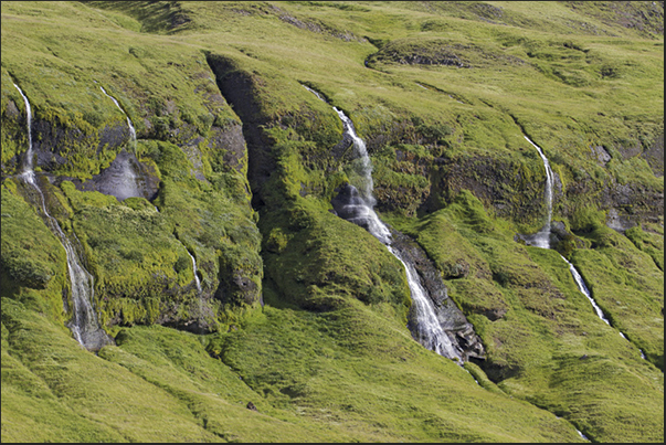 The falls generated by the melting of glaciers go down on the coast The falls generated by the melting of glaciers go down on the coast