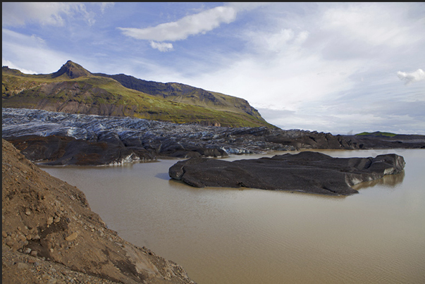 Highway 1. The raod, pass close to the Vatnajokull and Svinafellsjokull glacier and a tongue of ice ends in a lake Highway 1. The raod, pass close to the Vatnajokull and Svinafellsjokull glacier and a tongue of ice ends in a lake