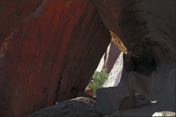 There are several caves used by Aborigines in different ways such as shelter, kitchen or to celebrate sacred rites There are several caves used by Aborigines in different ways such as shelter, kitchen or to celebrate sacred rites