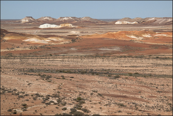 Let the sacred mountain of Uluru, before arriving in Coober Pedy on the horizon appears the Painted Desert mountains