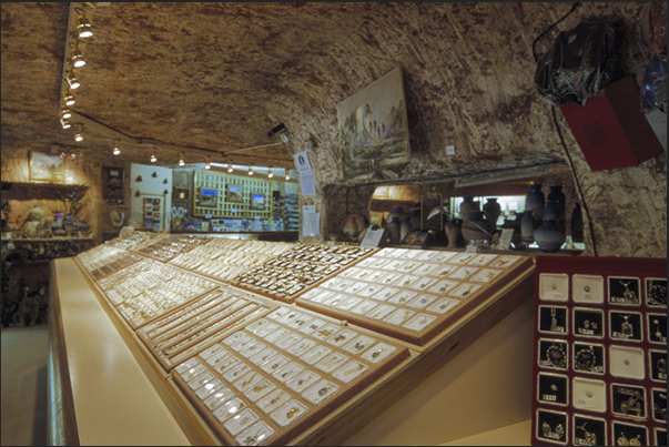 Coober Pedy. One of underground shops of jewels in the city that exposes stones opal Coober Pedy. One of underground shops of jewels in the city that exposes stones opal