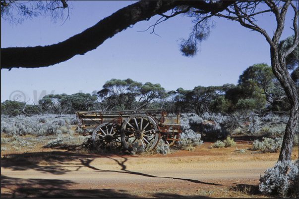 Leaving the Stuart Highway, begins the long red dirt track into the desert to reach the Great Gairdner Salt Lake Leaving the Stuart Highway, begins the long red dirt track into the desert to reach the Great Gairdner Salt Lake