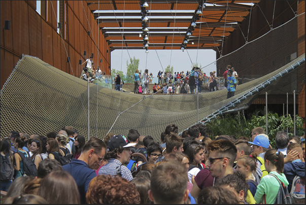 The big net that serves as an entrance to the pavilion of Brazil