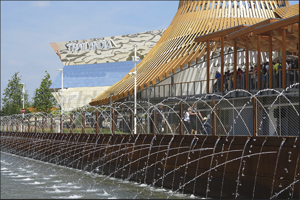 Water is a recurring theme in the Expo with fountains, small rivers and lakes Water is a recurring theme in the Expo with fountains, small rivers and lakes