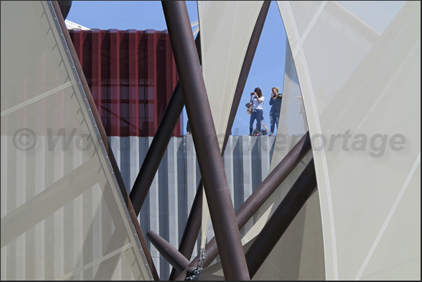 A glimpse between the sails of the Kuwait pavilion