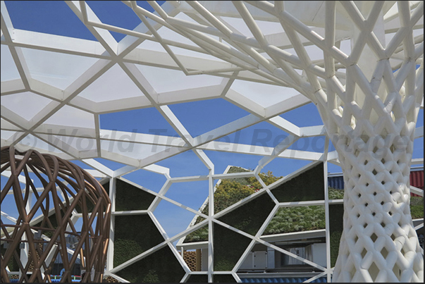 Architectural lines create games between the sky, the fields suspended and the sails that shading the path to the area of biodiversity