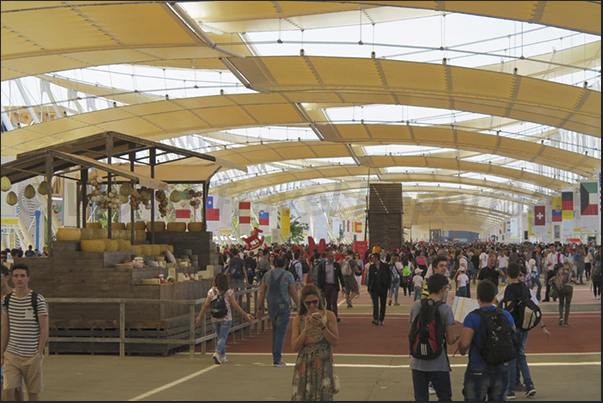 The avenue Decumanus, the main avenue of Expo The avenue Decumanus, the main avenue of Expo