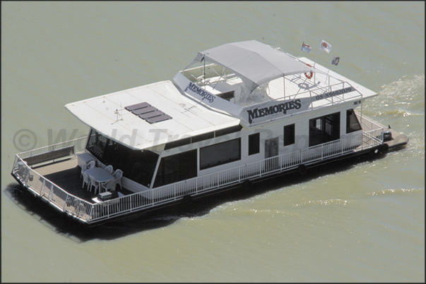 It is possible to rent an house boats to browsing on the Murray River between Renmark and Mannum