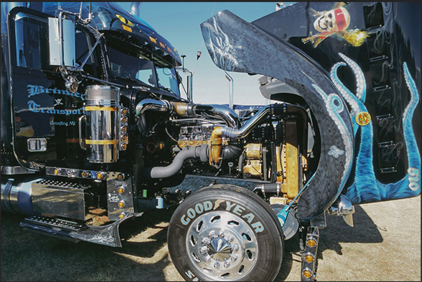 Preparations begin for the beauty contest. All truckers paint and clean their trucks. Not only the coachwork but also the motors