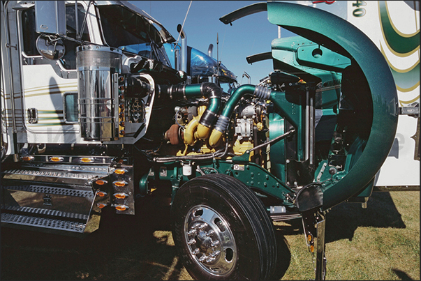 Preparations begin for the beauty contest. All truckers paint and clean in detail their trucks Preparations begin for the beauty contest. All truckers paint and clean in detail their trucks