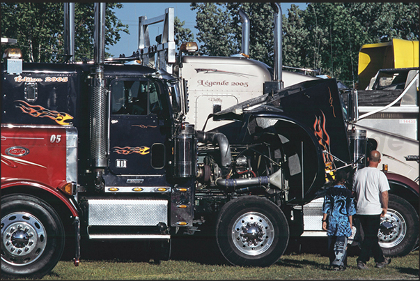 Preparations begin for the beauty contest. All truckers paint and clean their trucks. Not only the coachwork but also the motors