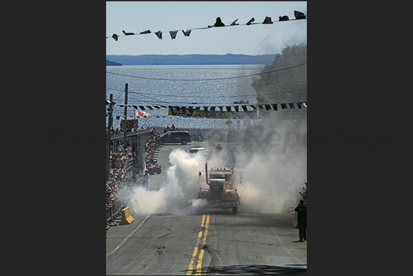 Despite the climb up the hill is very short, the engines are pulled to the maximum and it often happens that they break at the start