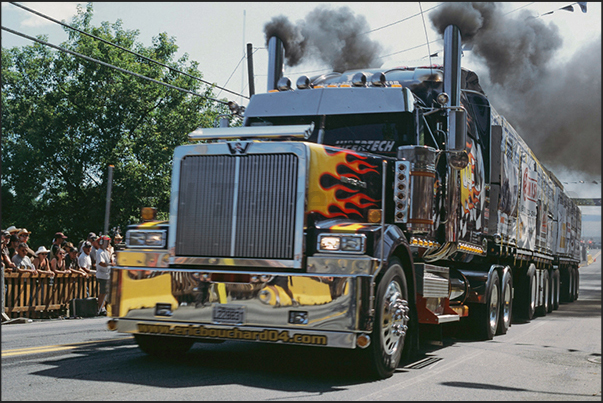 The uphill race between trucks, with or without trailer, puts a strain on the engines The uphill race between trucks, with or without trailer, puts a strain on the engines