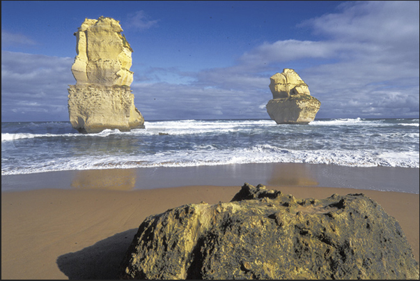 Great Ocean Road. The coast of 12 apostles. Limestone stacks Great Ocean Road. The coast of 12 apostles. Limestone stacks