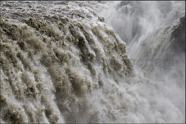 The waters of the glaciers, carrying the earth dragged from the river, creating the Selfoss Dettifoss waterfalls The waters of the glaciers, carrying the earth dragged from the river, creating the Selfoss Dettifoss waterfalls