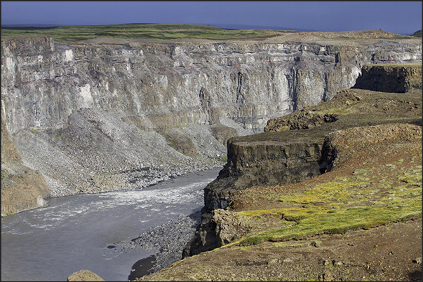 The north territory of the island is marked by deep canyons created by the waters coming down from the glaciers to the sea