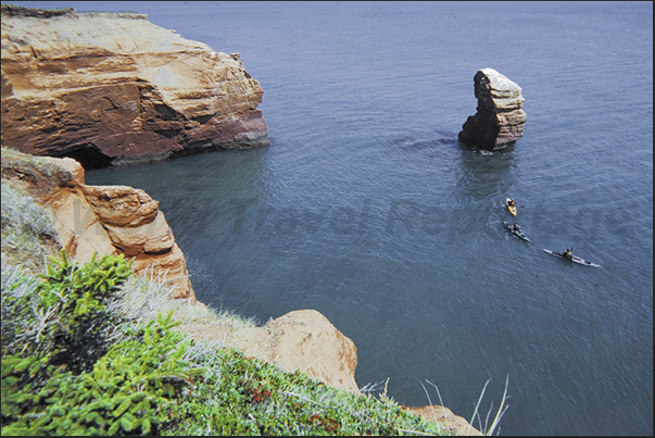 Kayaking along the spectacular eastern coast of Havre aux Maisons Kayaking along the spectacular eastern coast of Havre aux Maisons