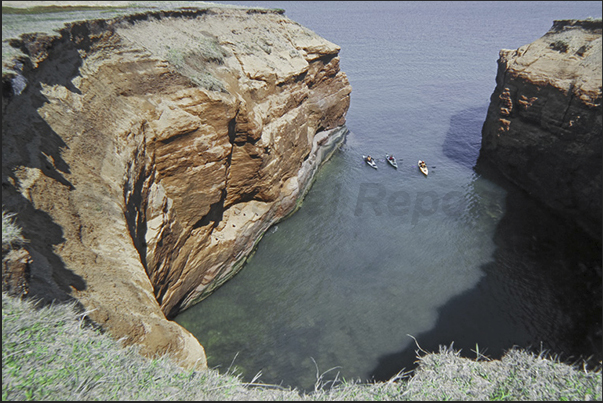 Kayaking along the spectacular eastern coast of Havre aux Maisons