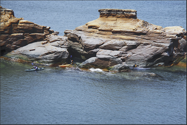 Kayaking along the spectacular eastern coast of Havre aux Maisons