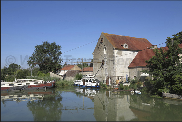 Lock 2. Little port and shipyard on the Rhin-Rhone canal