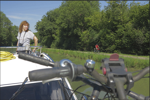 Who does not want to stay on board, may follow the friends by bicycle along the cycling paths along the waterway Who does not want to stay on board, may follow the friends by bicycle along the cycling paths along the waterway