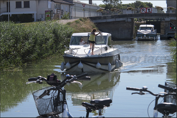 Lock 70 (Belvoye). Traffic to the passage of the lock