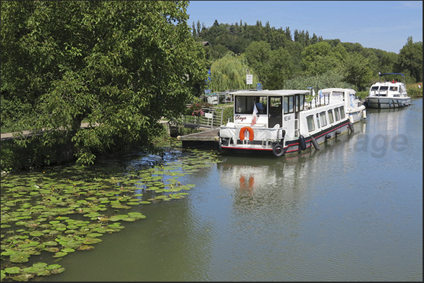 Mooring dock in front of the village of Choisey