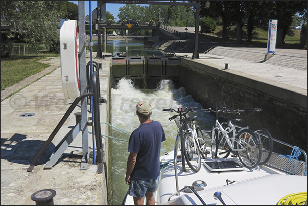 Passage lock 67 (Philippe Jardin). Entry to the city of Dole