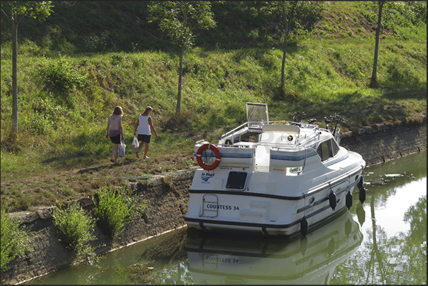 Mooring along the canal for grocery purchases in the village of Orchamps