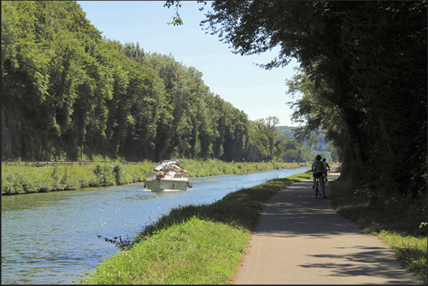 By bike along the path that runs along the canal By bike along the path that runs along the canal