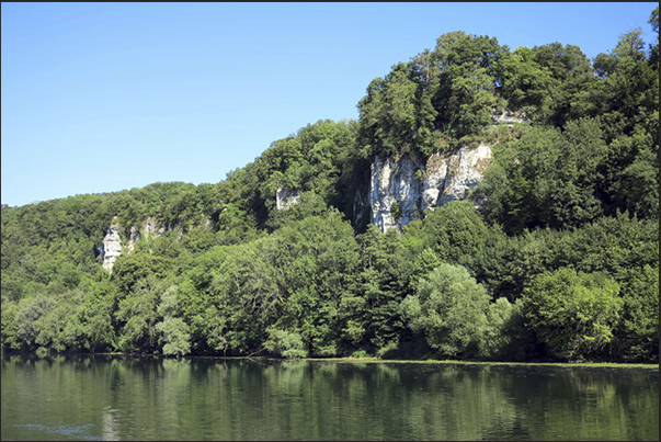 Cliffs on the river Doubs toward the lock 56 (Thoraise)
