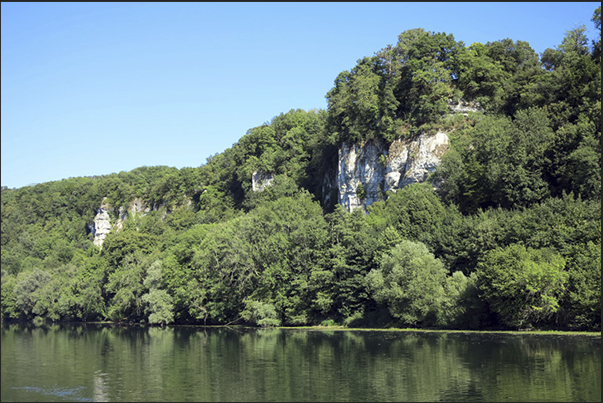 Cliffs on the river Doubs toward the lock 56 (Thoraise) Cliffs on the river Doubs toward the lock 56 (Thoraise)