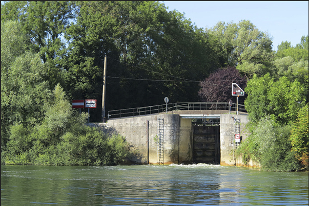 leaves the river Doubs to re-enter in the Rhone-Rhin Canal (lock 56) leaves the river Doubs to re-enter in the Rhone-Rhin Canal (lock 56)