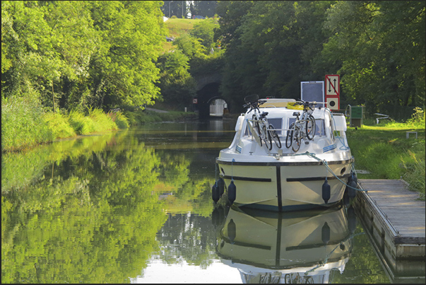 Mooring before the tunnel that crosses the Thoraise Hill