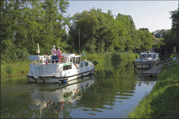 Mooring before the tunnel that crosses the Thoraise Hill Mooring before the tunnel that crosses the Thoraise Hill