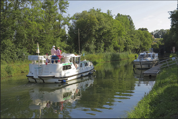 Mooring before the tunnel that crosses the Thoraise Hill