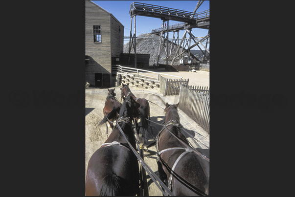 With the carriage, to reach the ancient gold mine of Sovereign Hill, near the town of Ballarat With the carriage, to reach the ancient gold mine of Sovereign Hill, near the town of Ballarat