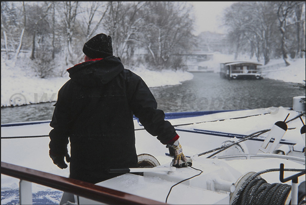 Mooring in the town of Esztergom Mooring in the town of Esztergom
