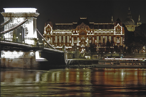 The old suspension bridge called Chain Bridge