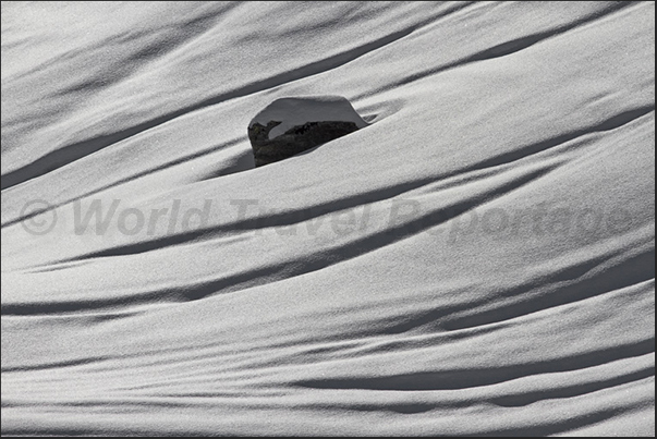 Wind and sun shape the snow along the Belleville valley