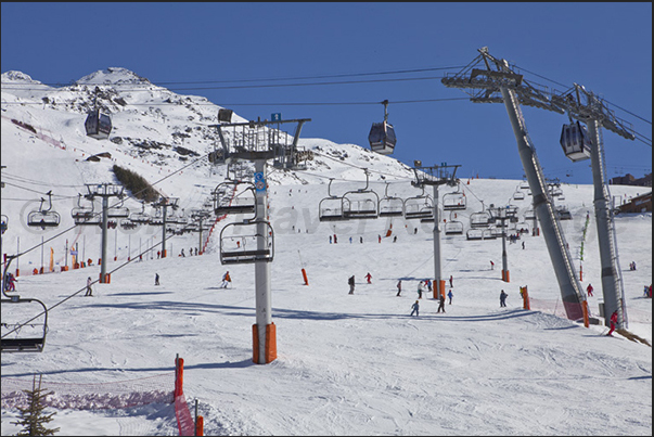 Les Menuires. Departure station to the ski area Les Menuires. Departure station to the ski area
