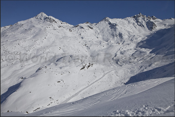 The valley of Meribell Mottaret. At the bottom, the long slope that leads back to Les Menuires The valley of Meribell Mottaret. At the bottom, the long slope that leads back to Les Menuires