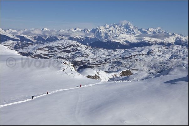 Begins the long off-slope descent with the spectacular Mont Blanc in front