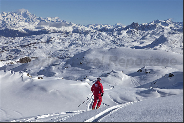 Begins the long off-slope descent with the spectacular Mont Blanc in front