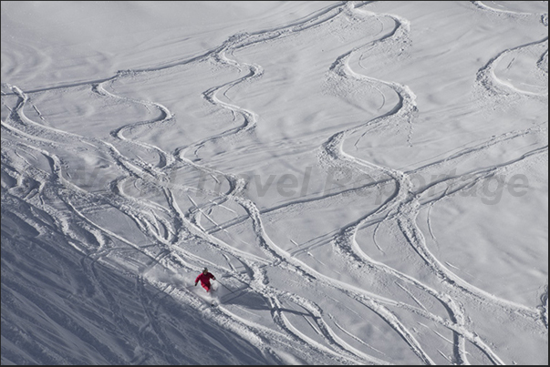 Off-slope skiing is one of the characteristics of the ski resort of Les Menuires Off-slope skiing is one of the characteristics of the ski resort of Les Menuires