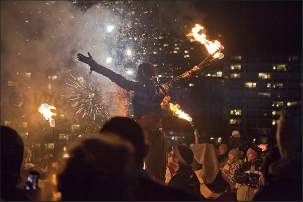 Festive evening on the Croisette in Les Menuires with performances of music, dance and, in the end, fireworks