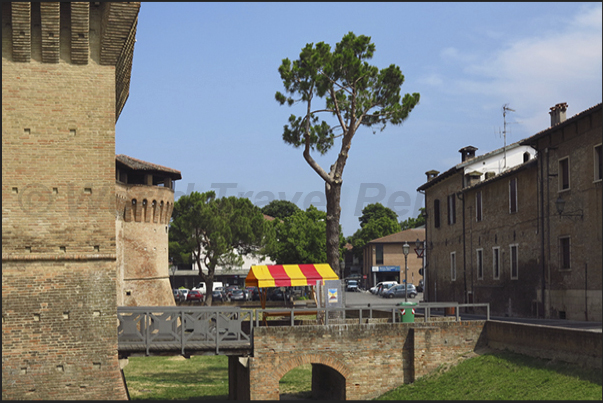 In the square of a castle of XII century in a suggestive context, musicians and fans meet to try, listen and buy didgeridoo