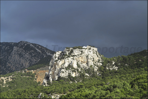 The castle of Monolithos built on Mount Akramitis (West Coast) The castle of Monolithos built on Mount Akramitis (West Coast)