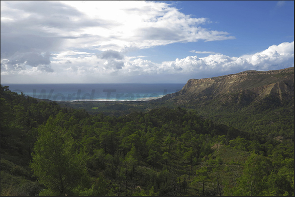 In the wooded areas present on the west coast, there are hiking trails to discover the nature of the island